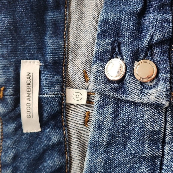 Good American Twist Seam Crop Straight Leg Jean - Picture 8 of 11